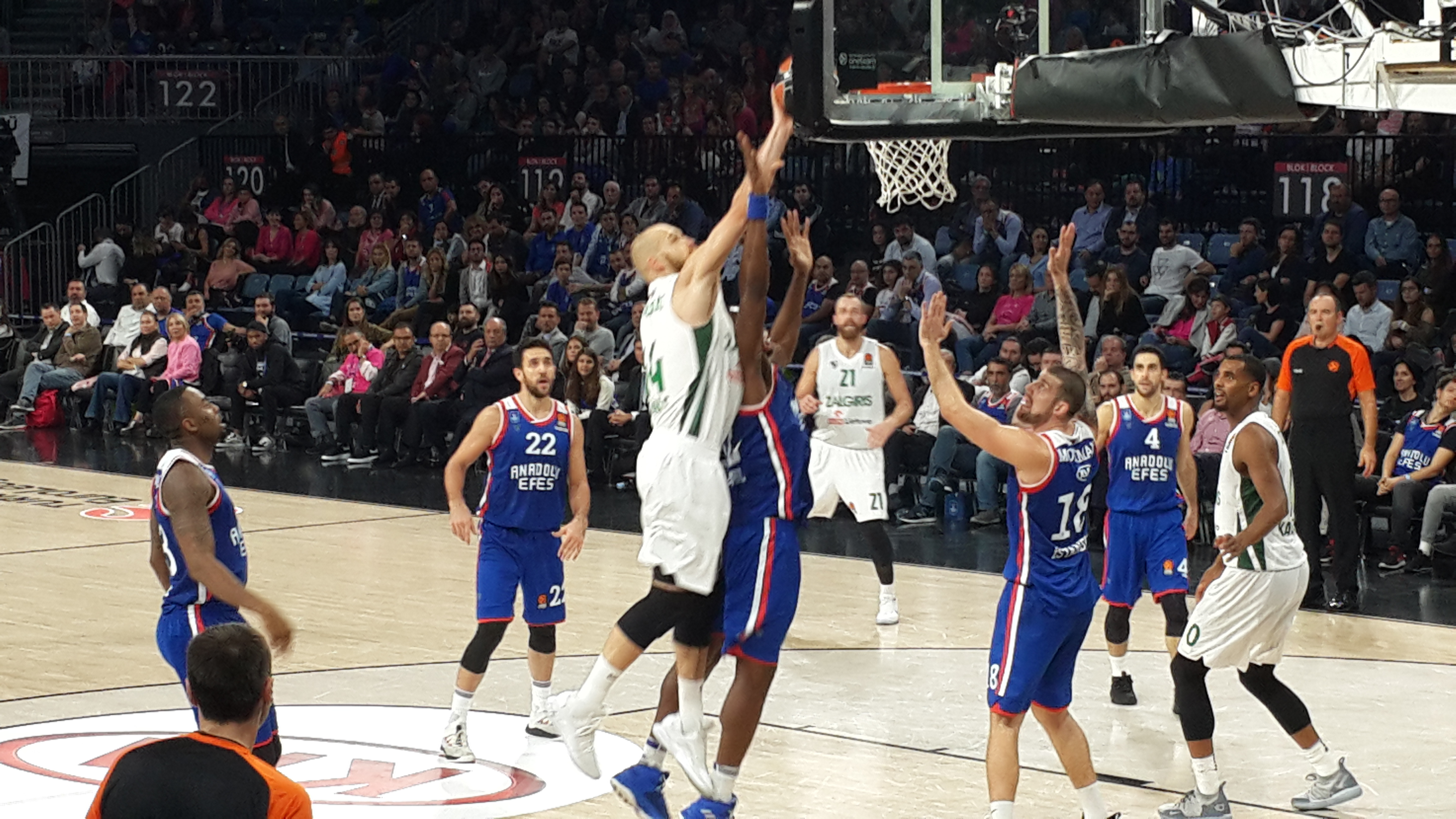 Anadolu Efes'in son çeyrekteki oyunu yetmedi