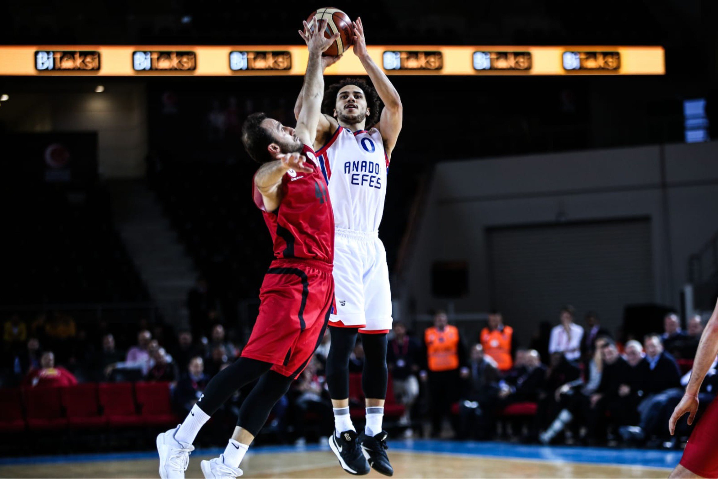 Anadolu Efes güle oynaya yarı finalde